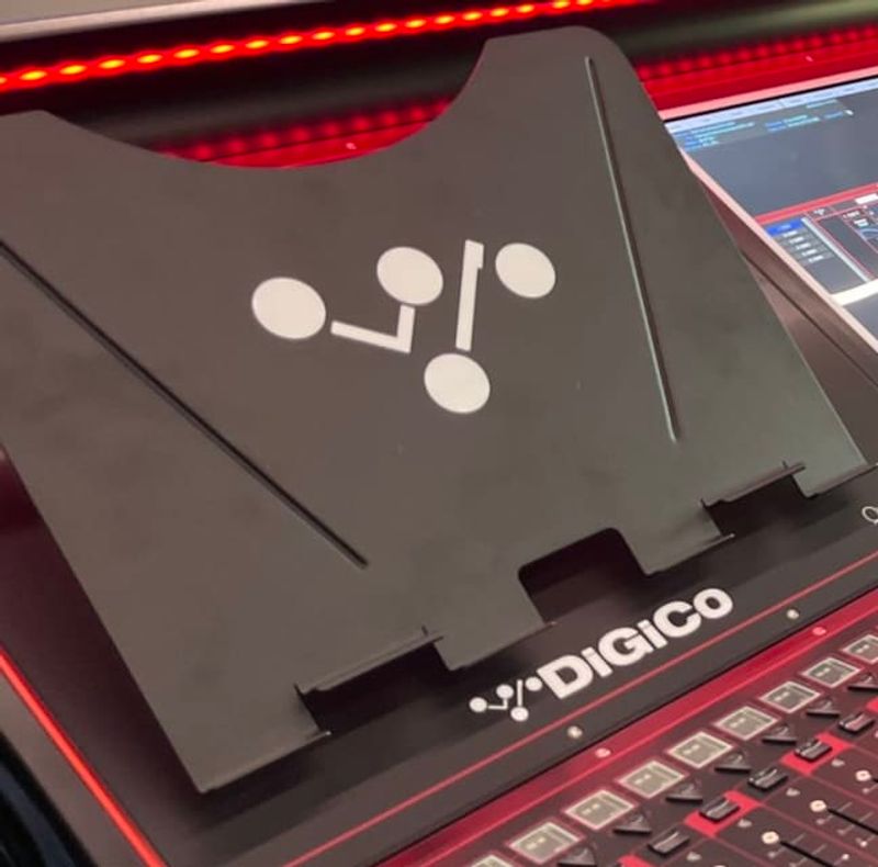 DiGiCo Quantum 225 laptop/script tray option, Laptop